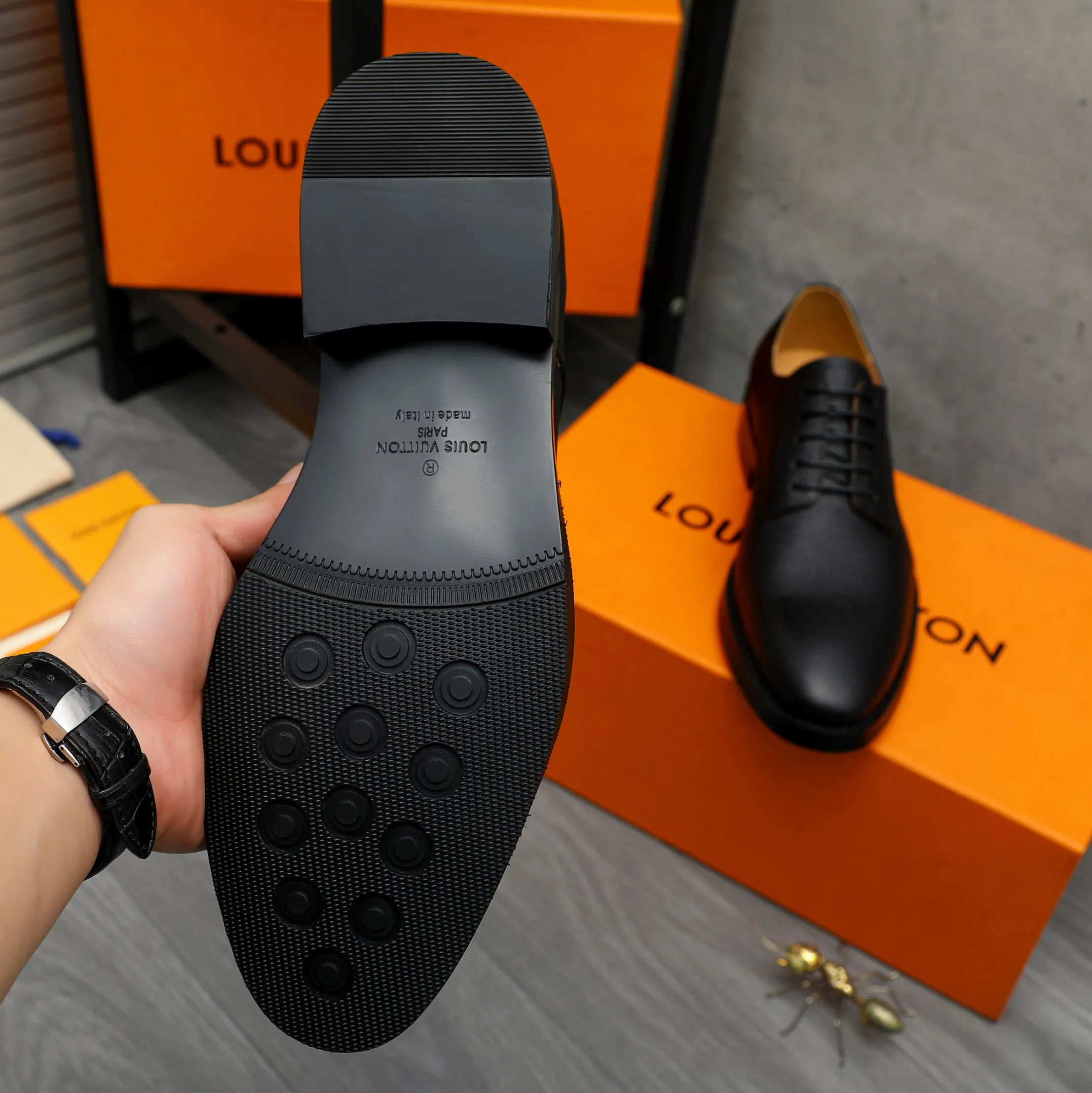 Men's shoes 💰500 Product trademark: LV "Louis Vuitton" business formal leather shoes Regular size: 39-45 (.45 customization is non-returnable) Product materials: Selected pebbled cowhide upper, cowhide lining, original rubber outsole